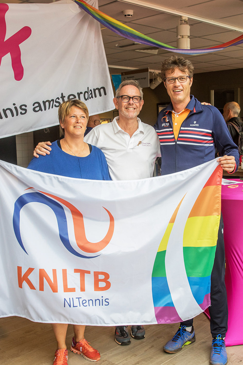 KLNTB voorzitter Roger Davids (rechts) met eerste KNLTB-regenboogvlag