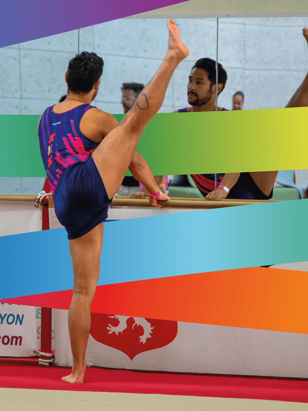 Man doet gymnastiek oefening met been omhoog, spiegelbeeld zichtbaar. Turnen, flexibiliteit, sportkleding.