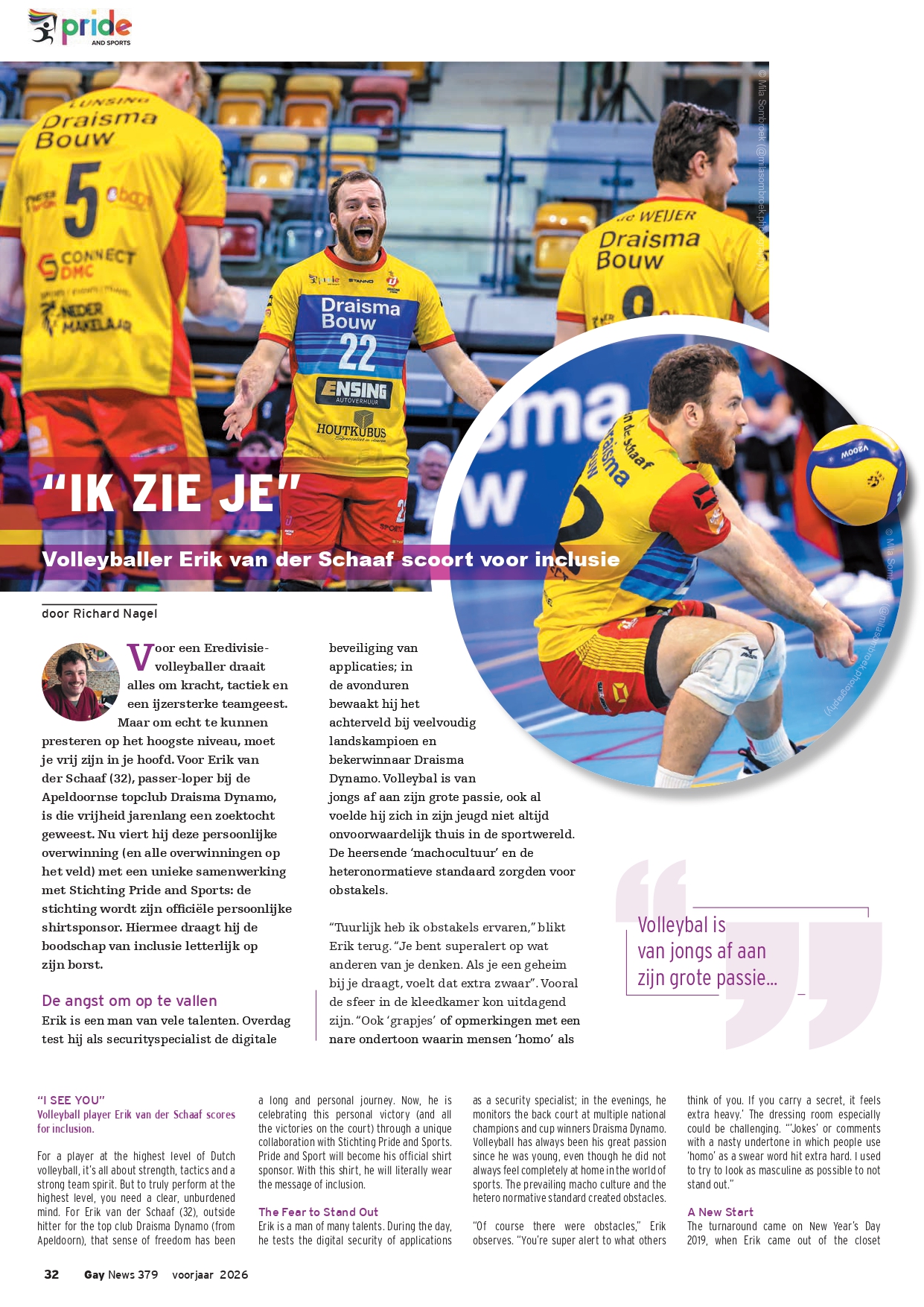 Actief volleybalteam Draisma Dynamo in actie, Erik van der Schaaf scoort voor inclusie, met Pride and Sports logo op shirt.