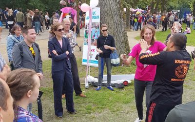 Wethouder Kukenheim bezoekt Pride and Sports tijdens Pride Park