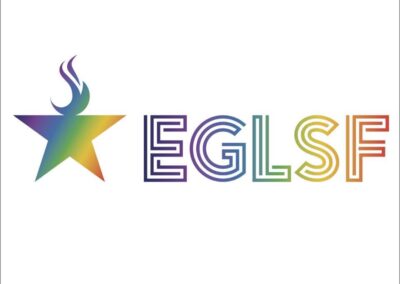 Regenboogkleurig EGLSF-logo met een ster en vlam aan de linkerkant