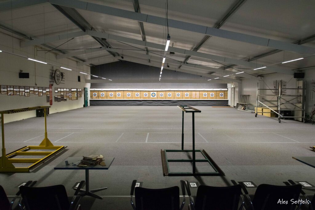 Interieur van een boogschietbaan voor een Pride Archery Clinic, met doelen en schietstandplaatsen.