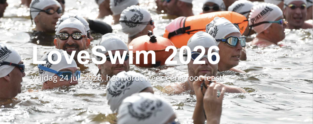 Groep zwemmers met Loveswim badmutsen in het water tijdens Loveswim 2026. Zwemevenement in Amsterdam.