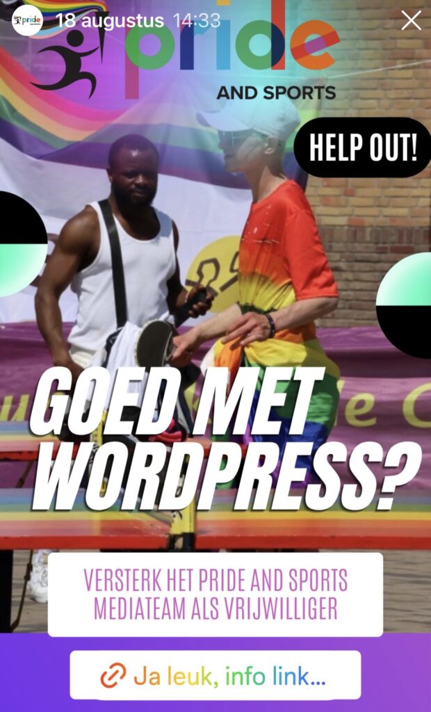 Twee personen staan bij een tafeltennistafel voor een Pride and Sports-banner met de tekst GOED MET WORDPRESS? en een oproep voor vrijwilligers.